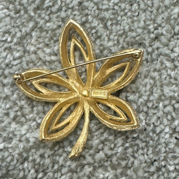 Vintage Trifari Flower Brooch - Picture 6 of 6
